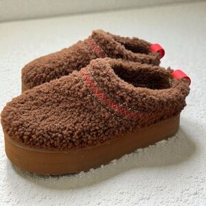 UGG Tazz Platform Slippers – Chestnut Brown Sherpa | Cozy Winter Mule